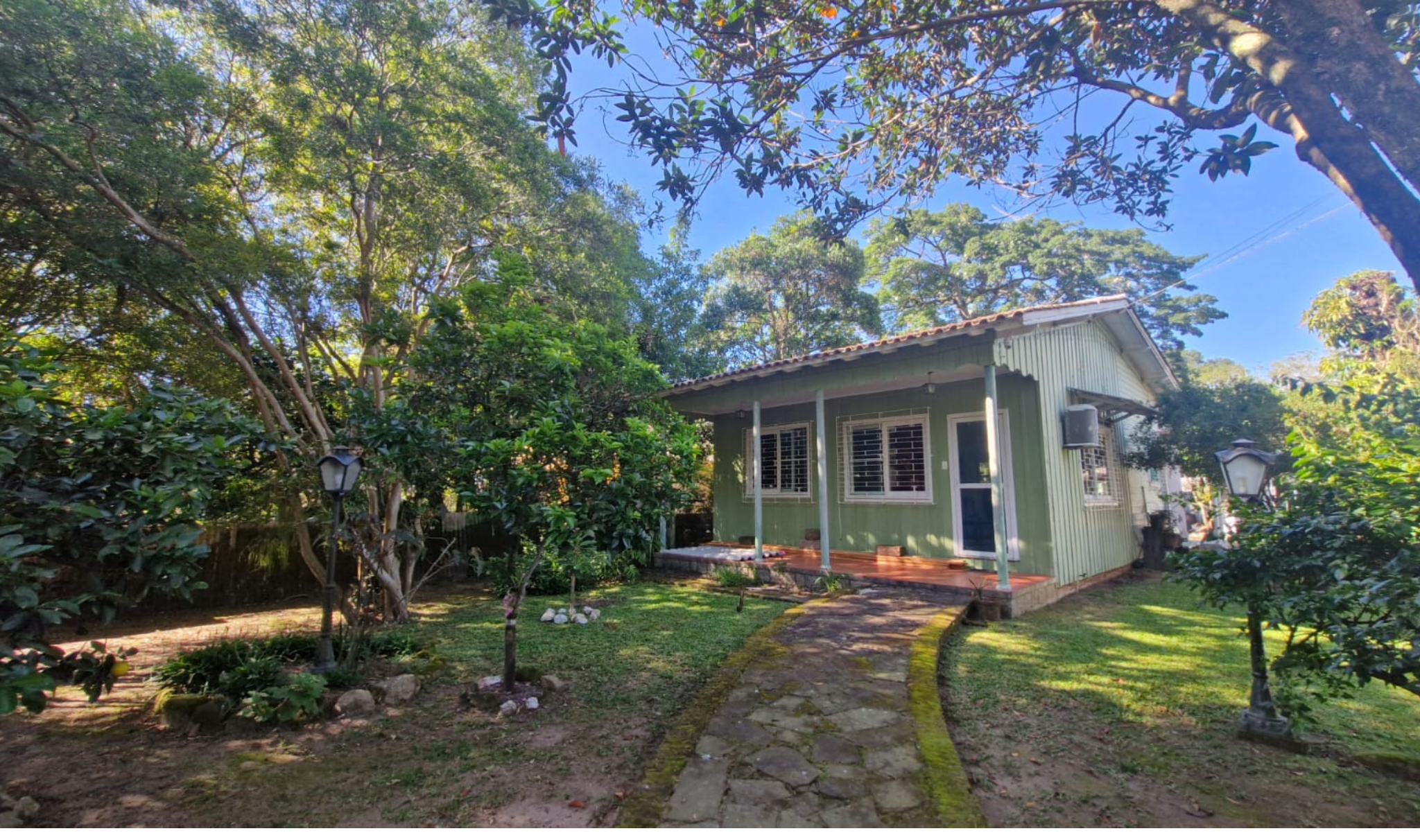 ✨ Casa para venda com ótima localização e lindo jardim!!